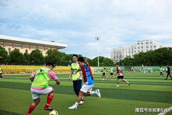 体能好,技术高超,比赛中球员火力全开,场面震撼的简单介绍 体能好,技术高超,比赛中球员火力全开,场面震撼的简单介绍