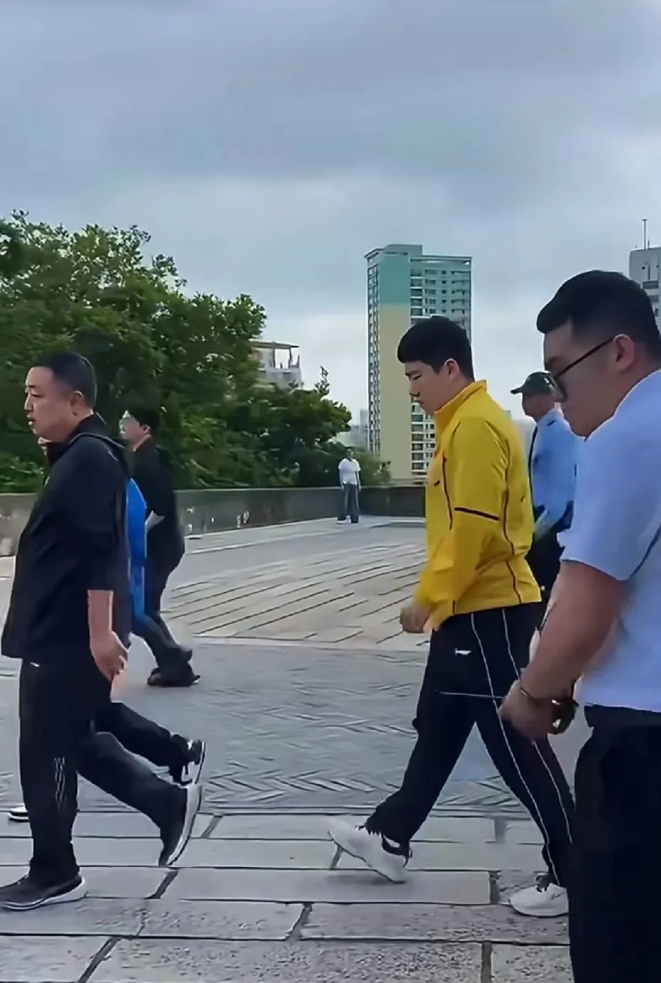 紧凑节奏,比赛上演直播风云,球员斗志昂扬的简单介绍 紧凑节奏,比赛上演直播风云,球员斗志昂扬的简单介绍