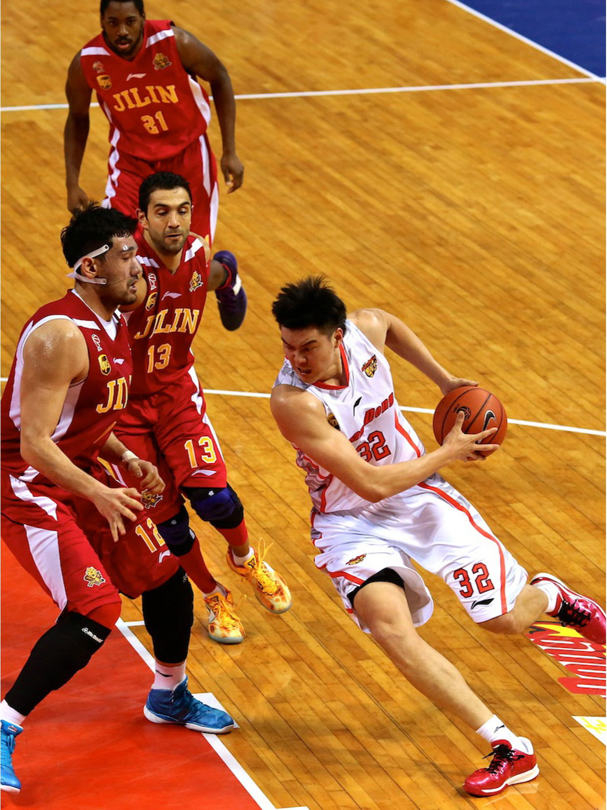 比赛中球员的合作精神受到了赞扬,凝聚力十足 比赛中球员的合作精神受到了赞扬,凝聚力十足