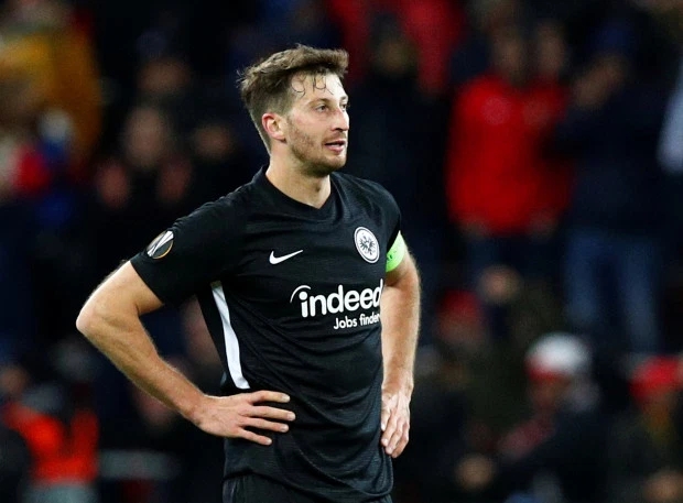 乐鱼体育官方登录入口-法兰克福惊险逃脱失利，小胜对手