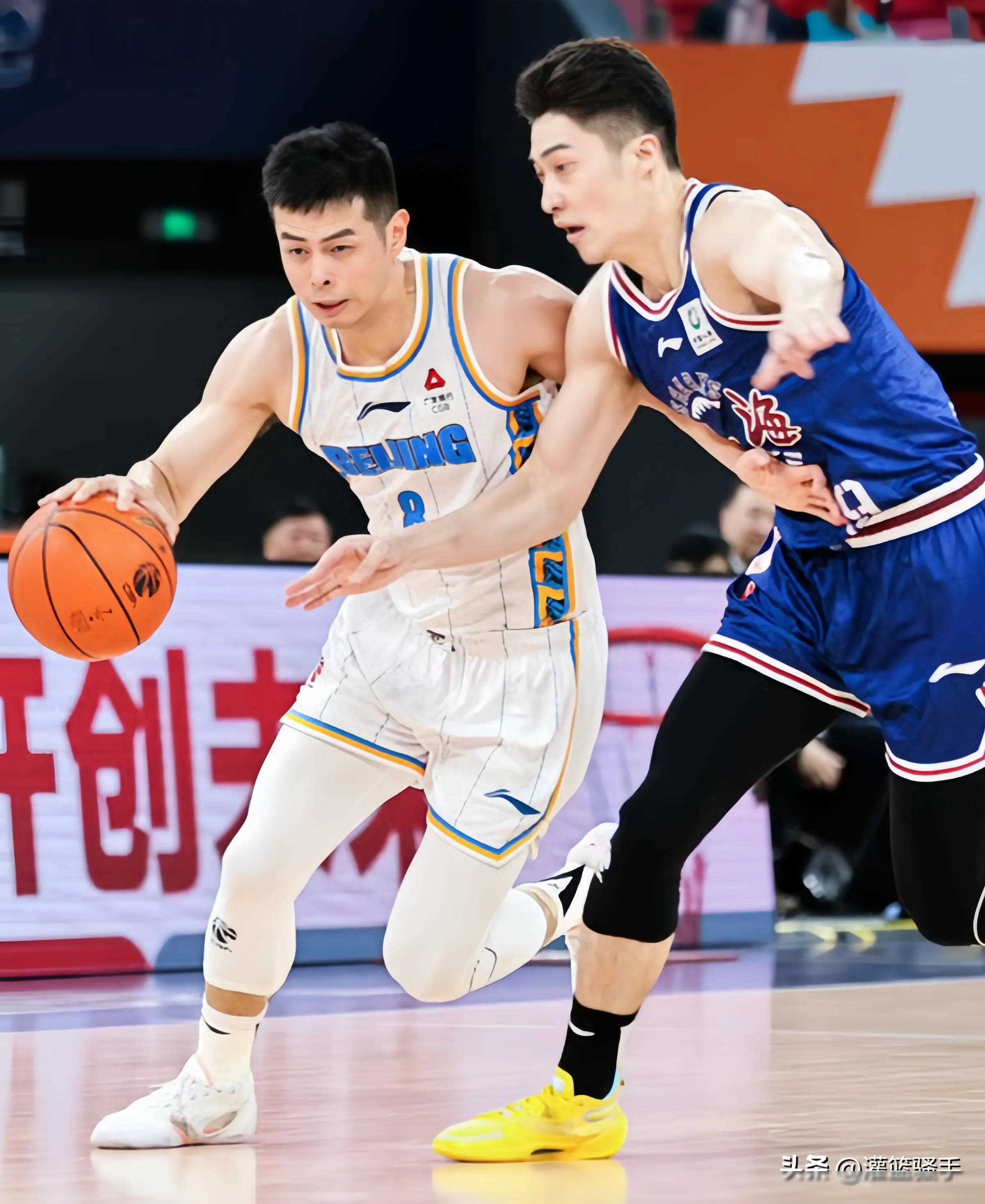 队员飒爽英姿,篮球比赛帅气亮相 队员飒爽英姿,篮球比赛帅气亮相