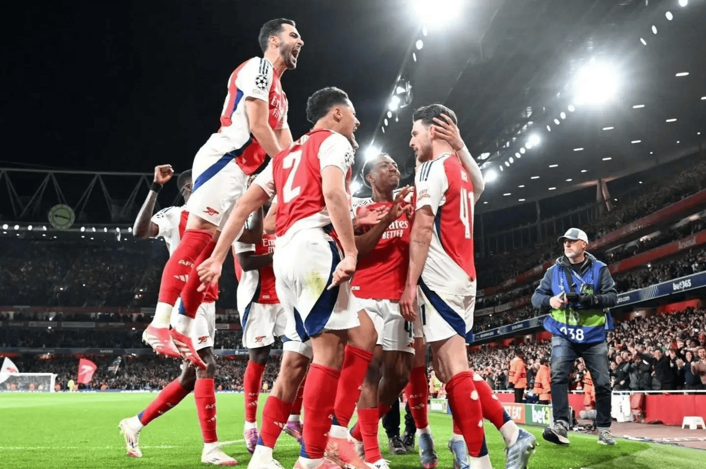 欧洲冠军联赛踢出火药味,双方争夺激烈 欧洲冠军联赛踢出火药味,双方争夺激烈