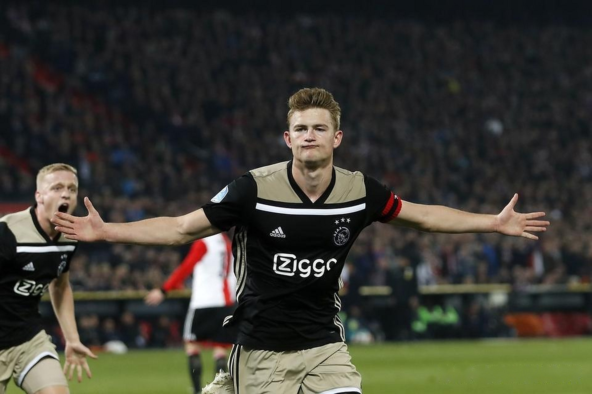 乐鱼体育娱乐-阿贾克斯中场迎来复出,意甲球队头疼不已的简单介绍