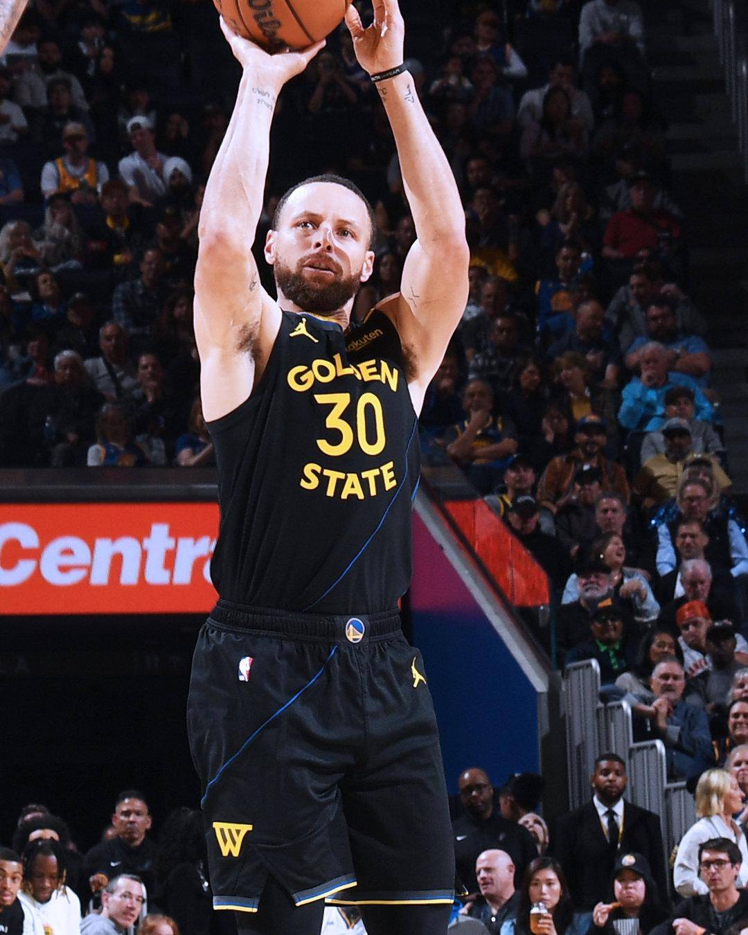 马刺凭借沙梅特最后时刻三分绝杀骑士的简单介绍