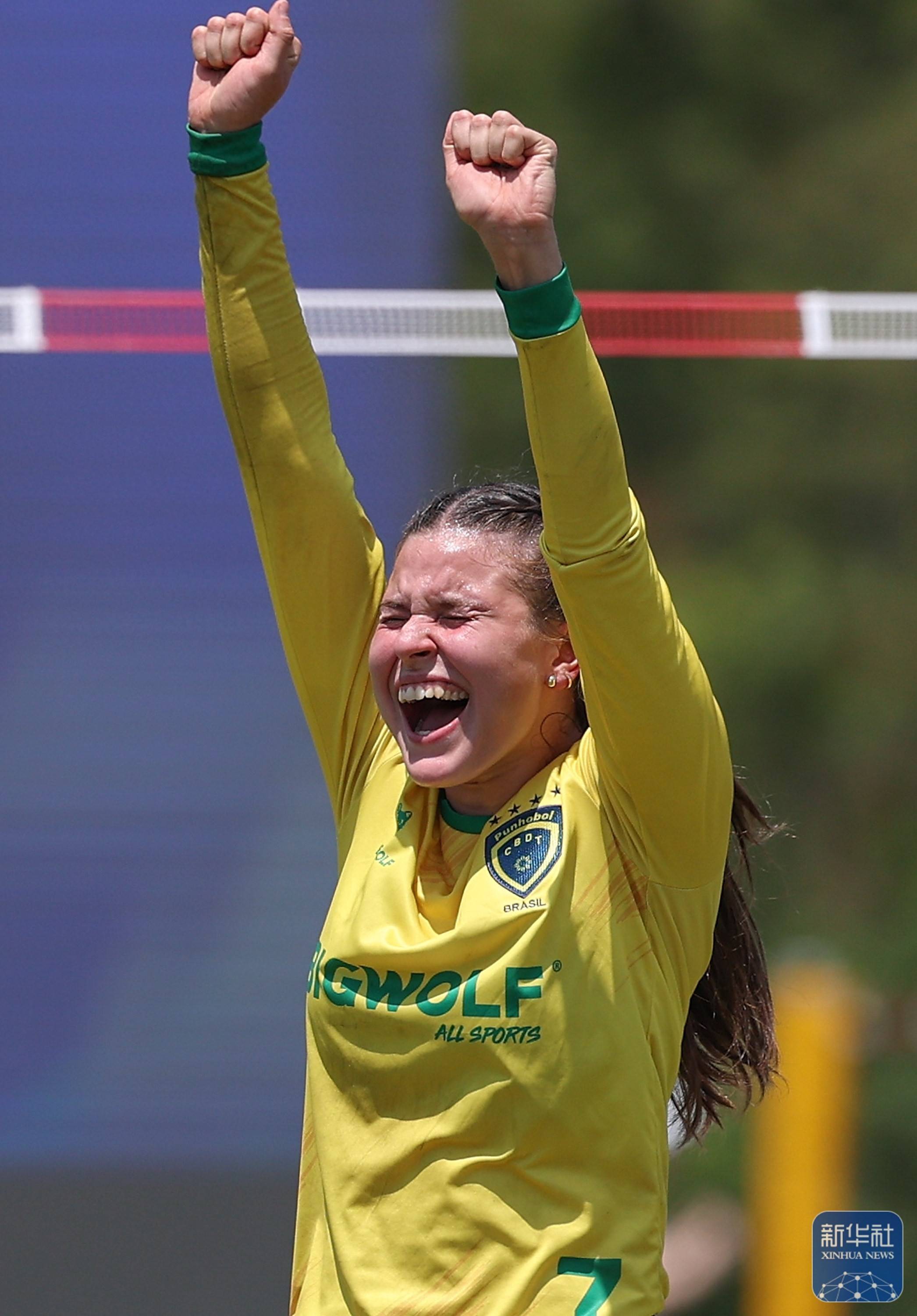 乐鱼体育链接-巴西女排队员奋勇拼搏，夺取冠军